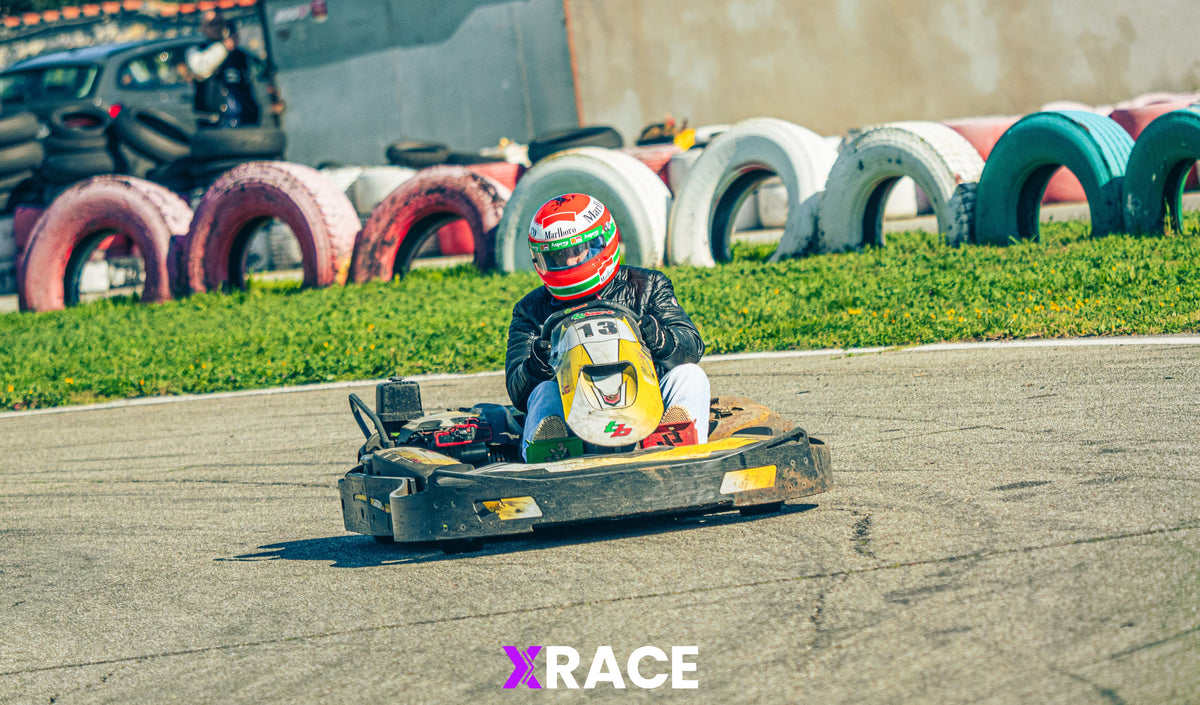 Pilota con casco integrale alla guida di un kart a noleggio